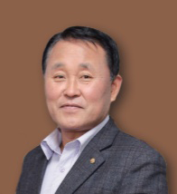 독수리유격대기념사업회장<br>
전 포천시재향군인회장 윤춘근
